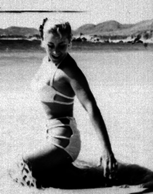 Mujer modelando un bikini en una playa