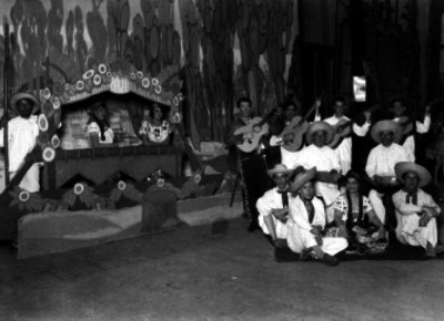 Actores y musicos representando una obra teatral