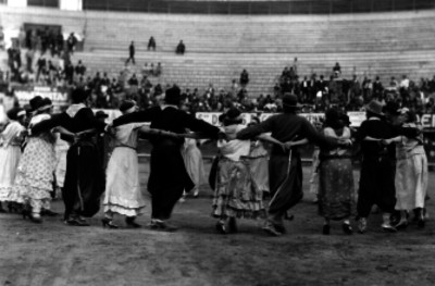 Actores argentinos ejecutando un baile en la plaza de toros