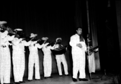 Pedro Vargas cantando en un teatro