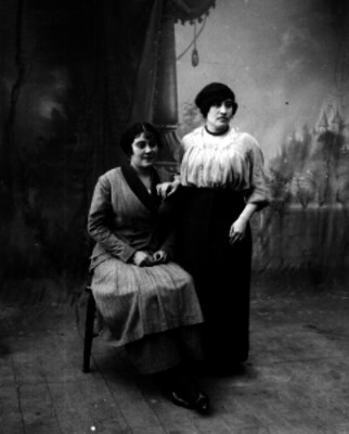 Mujeres en un estudio fotográfico, retrato