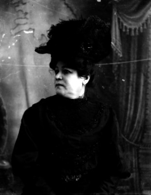 Mujer con sombrero, retrato