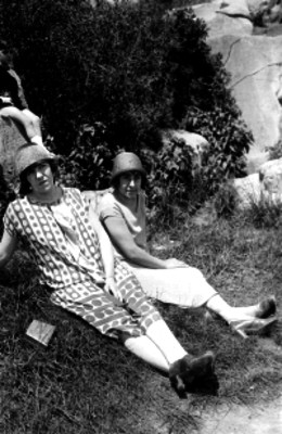 Mujeres con sombreros en un jardin