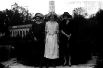 Mujeres con sombrero en un jardin
