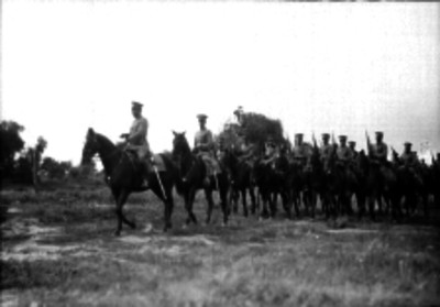 Militares a caballo en un campo