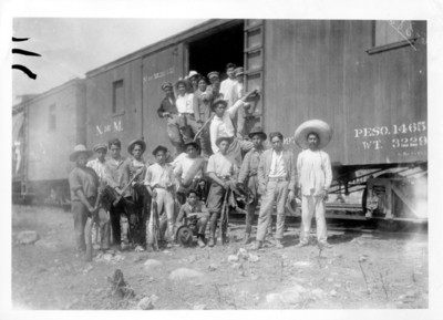 Revolucionarios junto a un vagón de tren