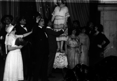 María Conesa y otros actores en una obra
