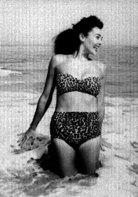Mujer modelando un bikini