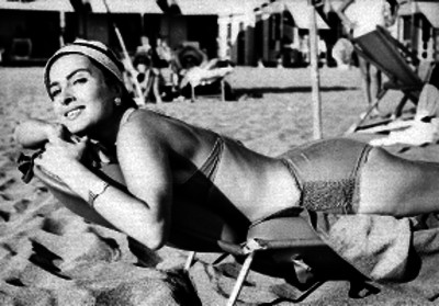 Mujer modelando un bikini