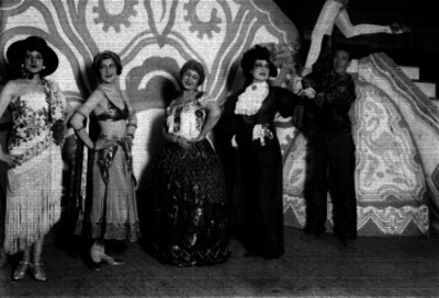 Actores durante la representación de una obra