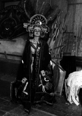 Actriz vestida con trajes pre-hispanicos