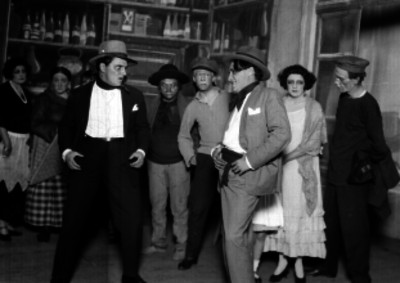 Actores en una cantina durante la representación de una obra