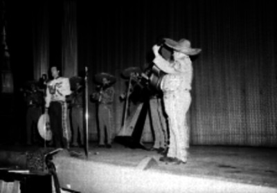Pedro Infante canta acompañado de mariachis