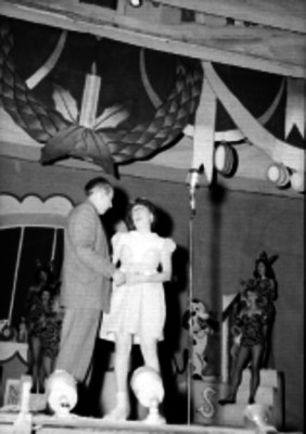 Actores en escena en compañía de bailarinas