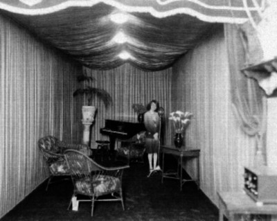 Mujer en el salón de una radiodifusora