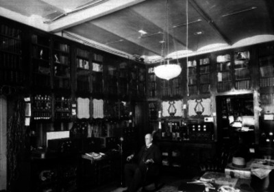 Hombre junto a un radioreceptor de onda corta en una biblioteca