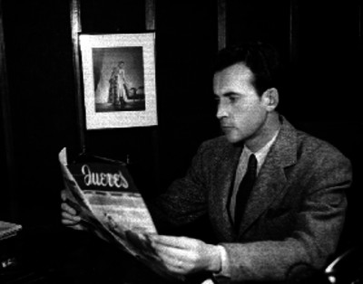 Hombre sosteniendo una revista en un a oficina