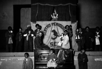 Actores del teatro periquillo en el escenario, retrato de grupo