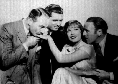 Hombres, halagando a una mujer, escena de película