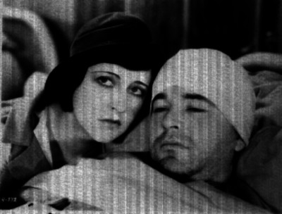 Mujer junto a un herido, escena de película