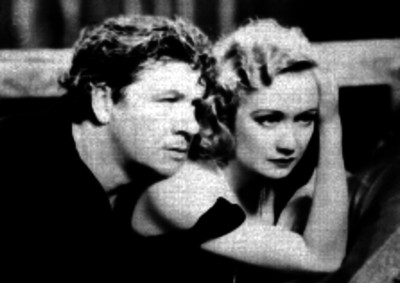 Pareja de actores durante una escena romántica