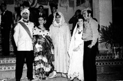 Actores durante la representación de una obra de teatro
