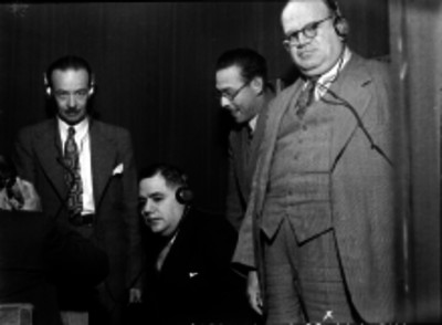 Vicente Cortes Herrera durante una trasmisión de radio