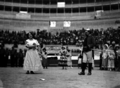 Representación de una obra de teatro en la plaza de toros de la Condesa