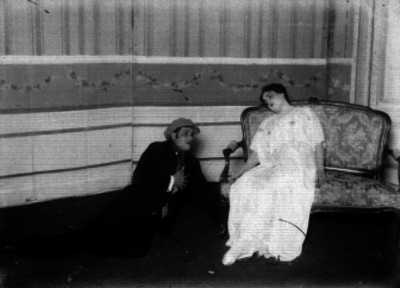 Mimí Derba durante una escena teatral