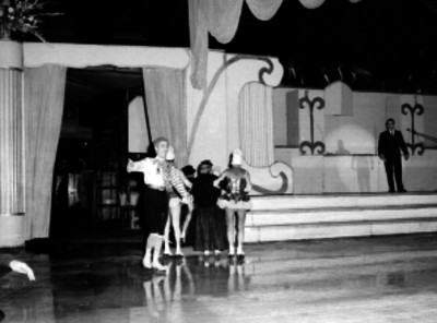 Arstistas de Holliday on ice al iniciar un espectáculo en la Arena México
