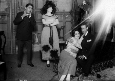 María Tereza Montoya, Ricardo Mutio y otros actores en una representación de teatro