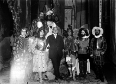 Mutio y Mediz Bolio con actores de una obra teatral