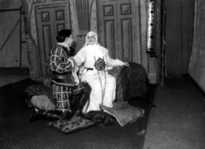 Mutio Ricardo durante la escena de una obra teatral