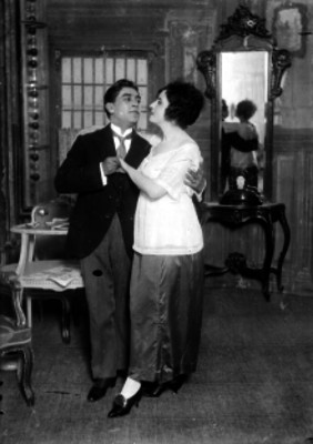 Ricardo Mutio y una actriz en la representación de una obra teatral