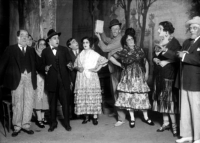 Luis G. Barreiro y otros actores durante una obra teatral