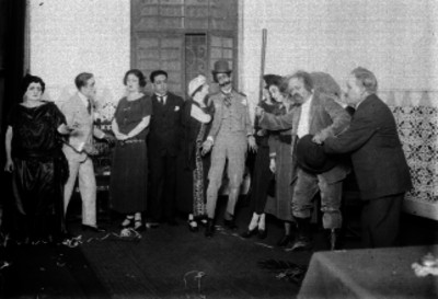 Luis G. Barreiro y otros actores durante una representación teatral