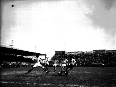 Futbolistas del Necaxa y el España juegan en el campo Asturias