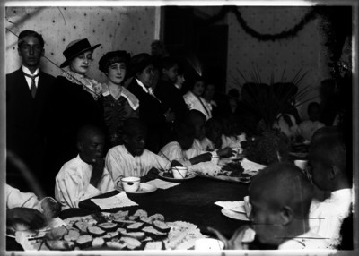 Esposas de funcionarios de visita en un orfanato