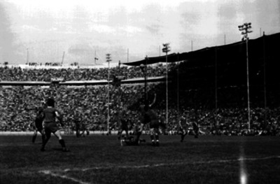 Futbolistas del Independiente y Atlante disputan remate de cabeza dentro del área grande