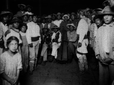 Grupo musical integrado por campesinos durante un evento