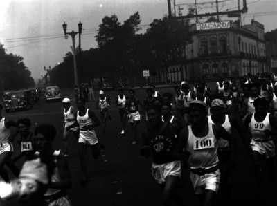 Atletas compitiendo en el maratón por las calles de Avenida de la República y Reforma