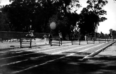 Atletas compiten en carrera con obstáculos