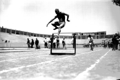 Atleta salta obstáculo durante una carrera en el Estadio Nacional