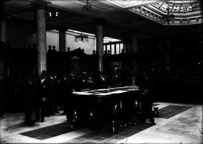 Hombres en el interior de la oficina de correos