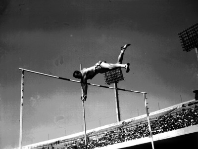 Atleta realiza salto con garrocha en Ciudad Universitaria