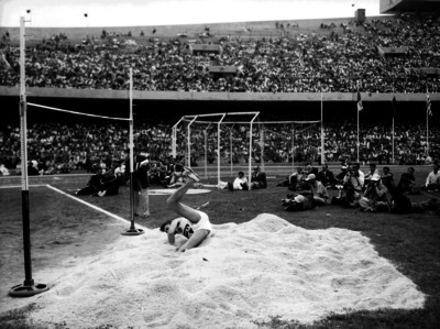 Atleta estadounidense cae después de salto de altura en Ciudad Universitaria