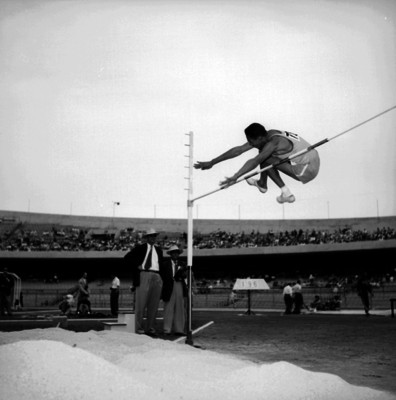 Atleta salta la prueba de altura en Ciudad Universitaria