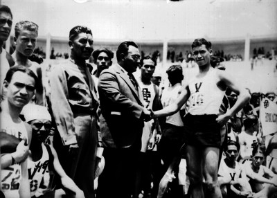 Celestino Gasca saluda a un atleta a la vista de todos