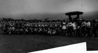 Beisbolistas de los equipos Sta. Rosa, CROM y acompañantes, retrato de grupo
