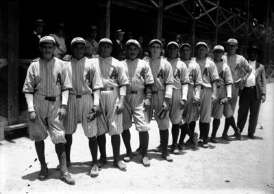 Equipo de beisbol Aguilas de Veracruz en el Parque Unión, retrato de grupo